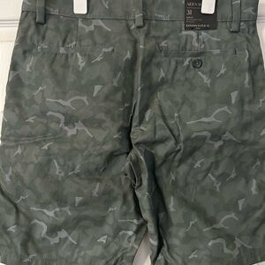 Banana Republic Shorts in Camo Size 31